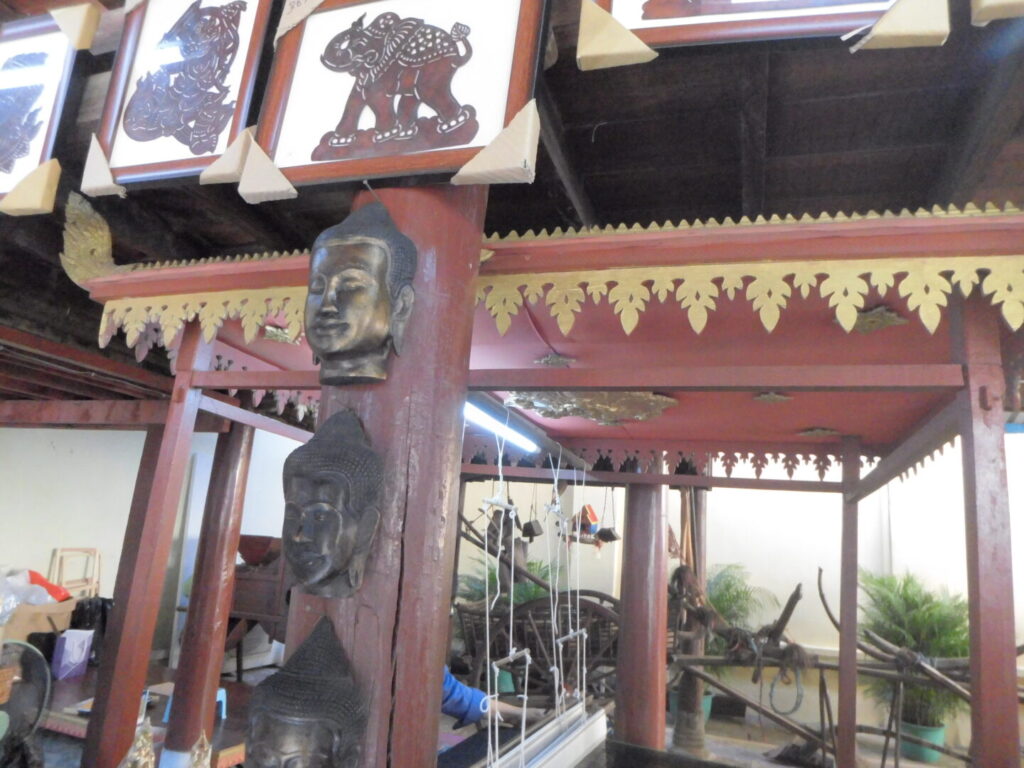筆者がカンボジアのプノンペンで王宮を訪れた際にお土産売り場で絹織物を実演している様子を撮った写真
