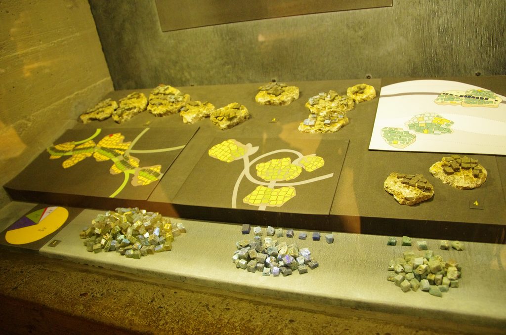 筆者がミラノで訪れたドゥオーモの考古学エリアでモザイク画の材料の展示を撮った写真
