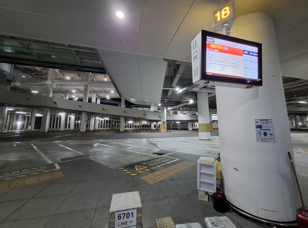 筆者が2026年のシルバーウィークに訪れたソウルで仁川空港から東大門への深夜バスの乗り場を撮った写真