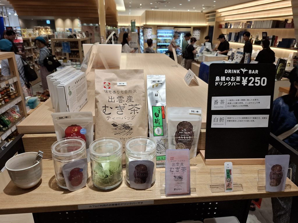 筆者が訪れた島根のアンテナショップ、日比谷しまね館で売られていたお茶のドリンクバーの写真