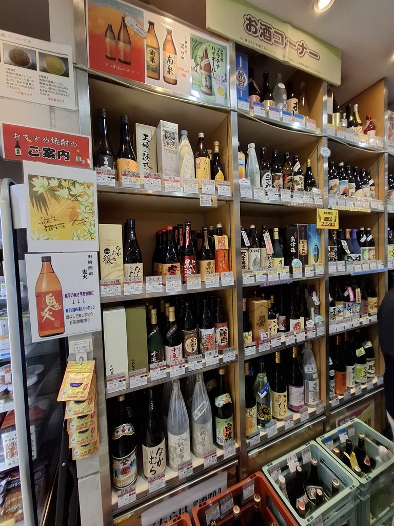 筆者が訪れた鹿児島のアンテナショップ、かごしま遊楽館で売られていた芋焼酎の写真