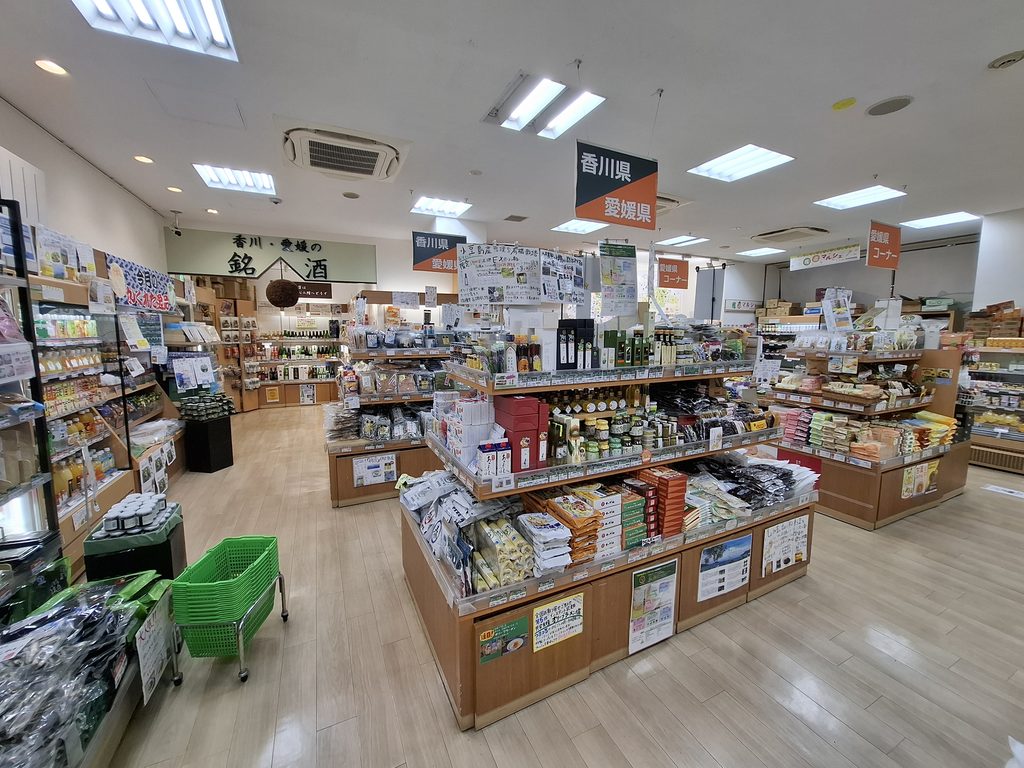 筆者が訪れた香川と愛媛のアンテナショップ、香川・愛媛せとうち旬彩館の店内の写真
