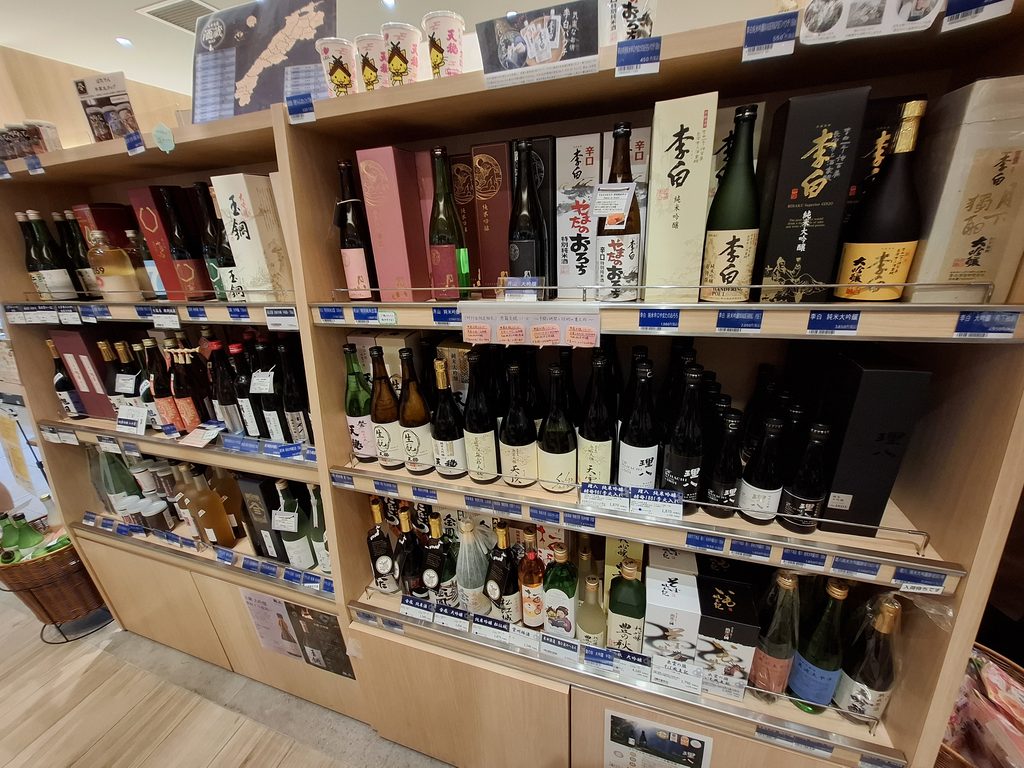 筆者が訪れた島根のアンテナショップ、日比谷しまね館で売られていたお酒の写真