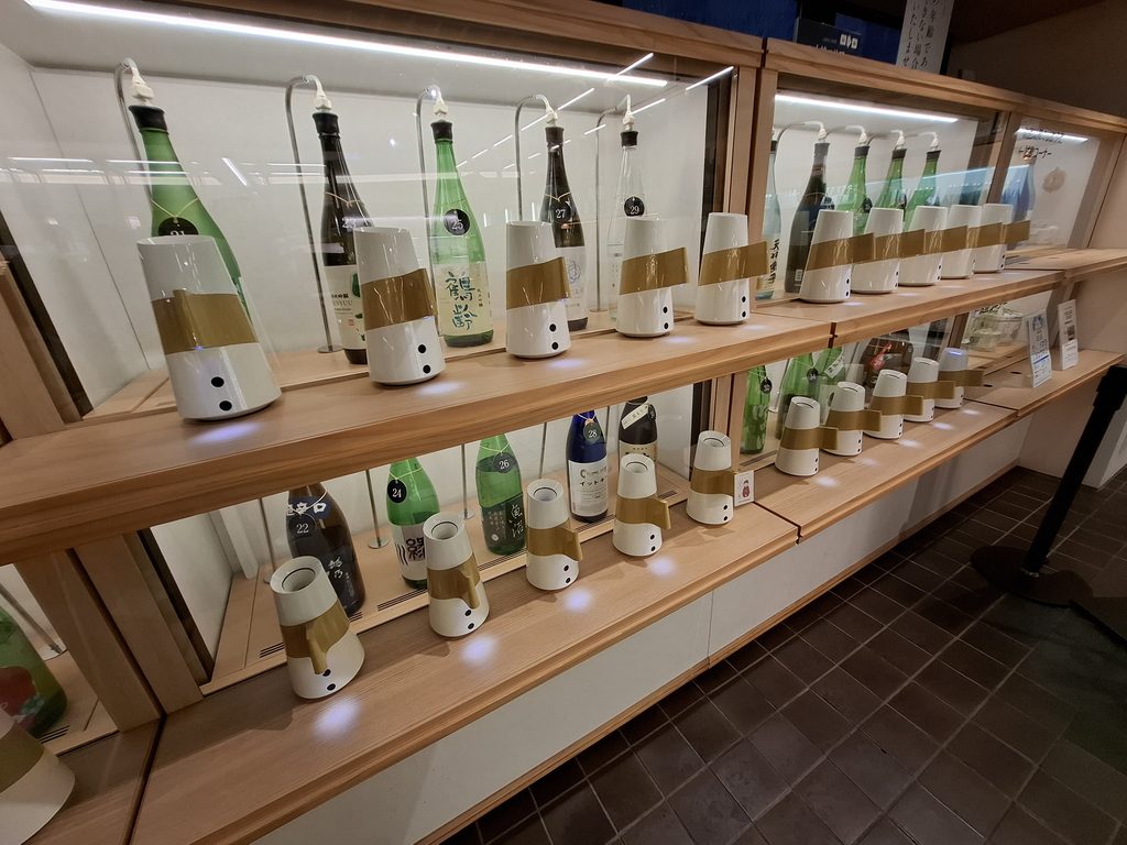 筆者が訪れた新潟のアンテナショップ、新潟情報館で試飲できる日本酒が並んでいる写真