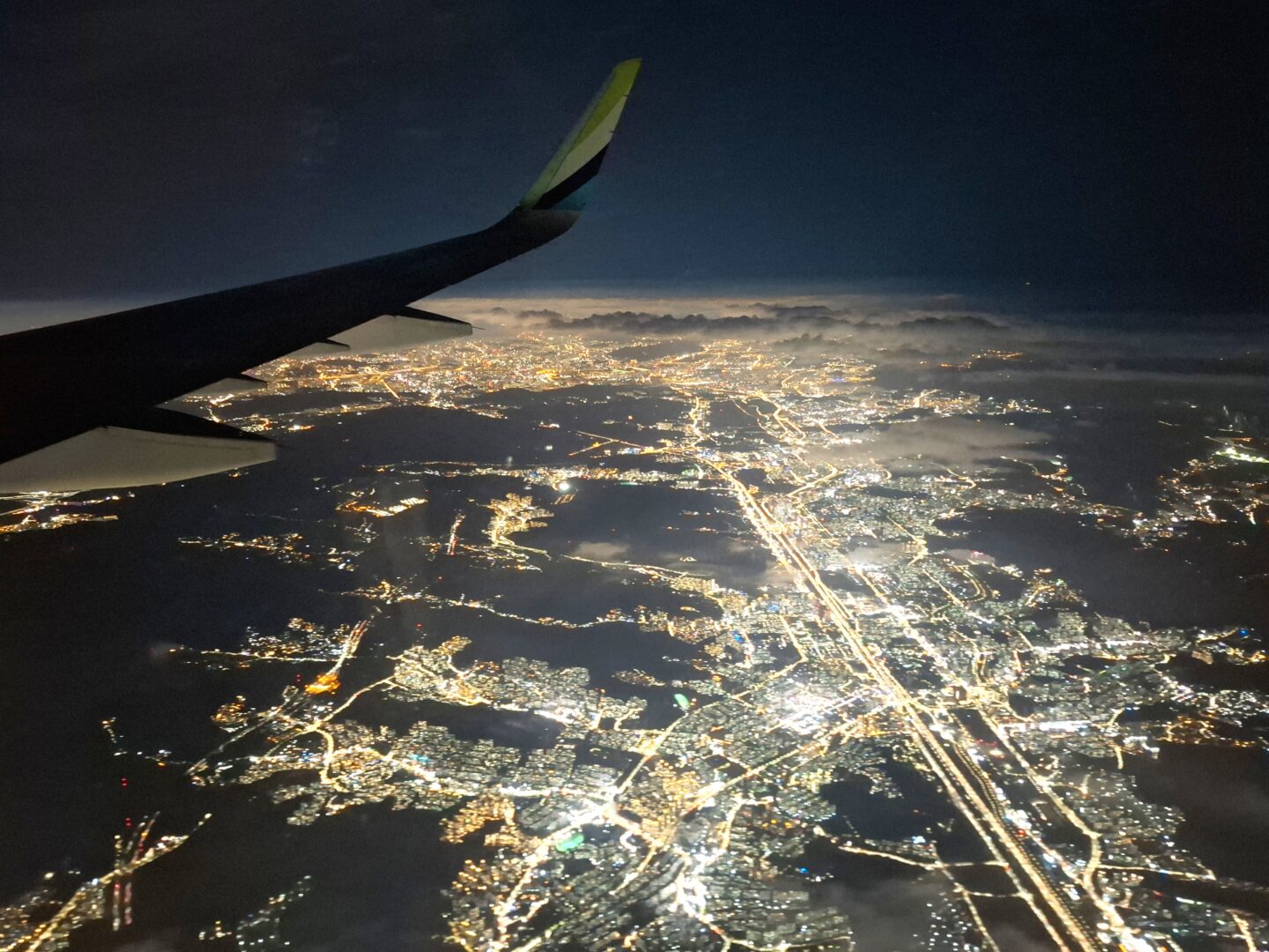 筆者が搭乗したエアプサン機内からの夜景の様子