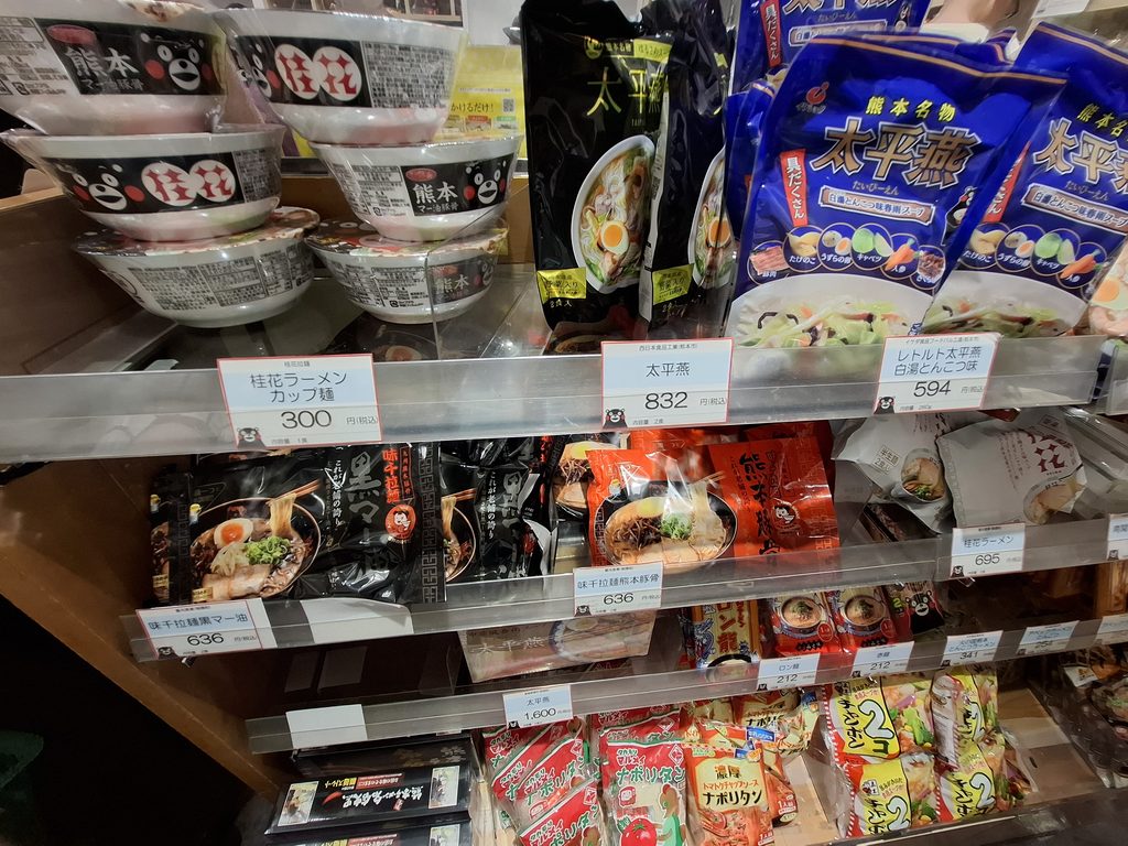 筆者が訪れた熊本のアンテナショップ、銀座熊本館で売られていた桂花カップラーメンの写真