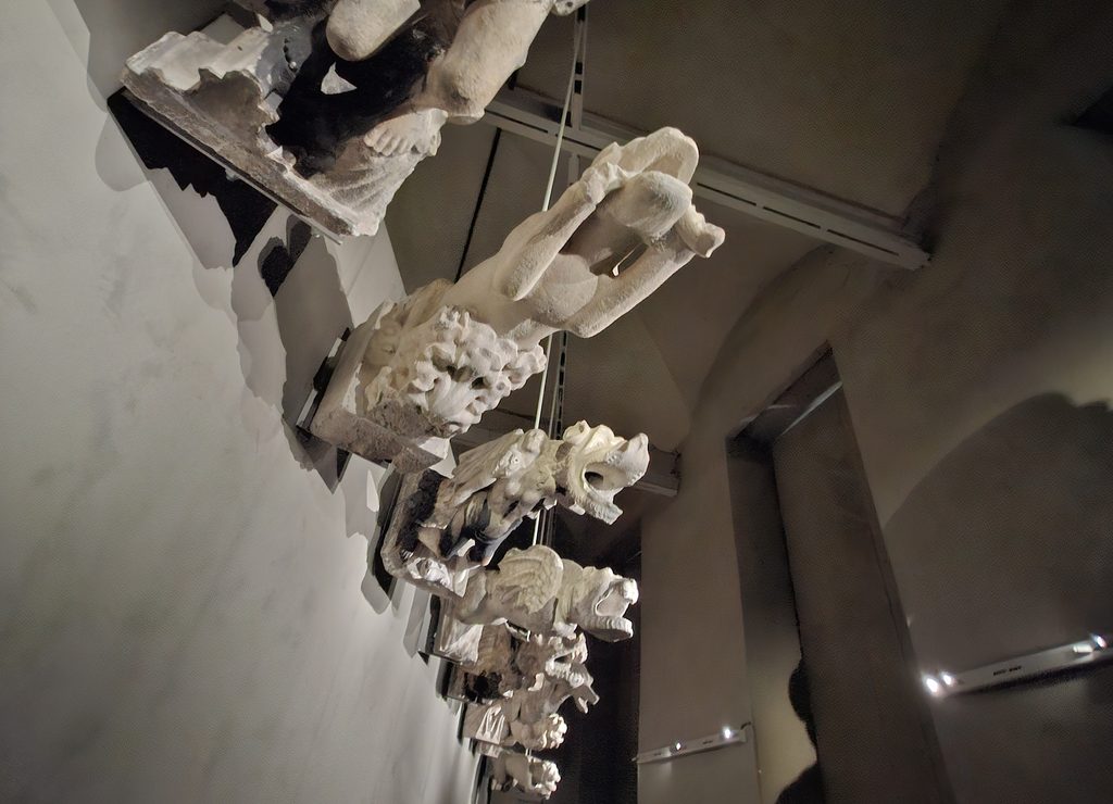 筆者がミラノで訪れたドゥオーモ博物館に展示されていたドゥオーモの雨どいのバリエーションを撮った写真