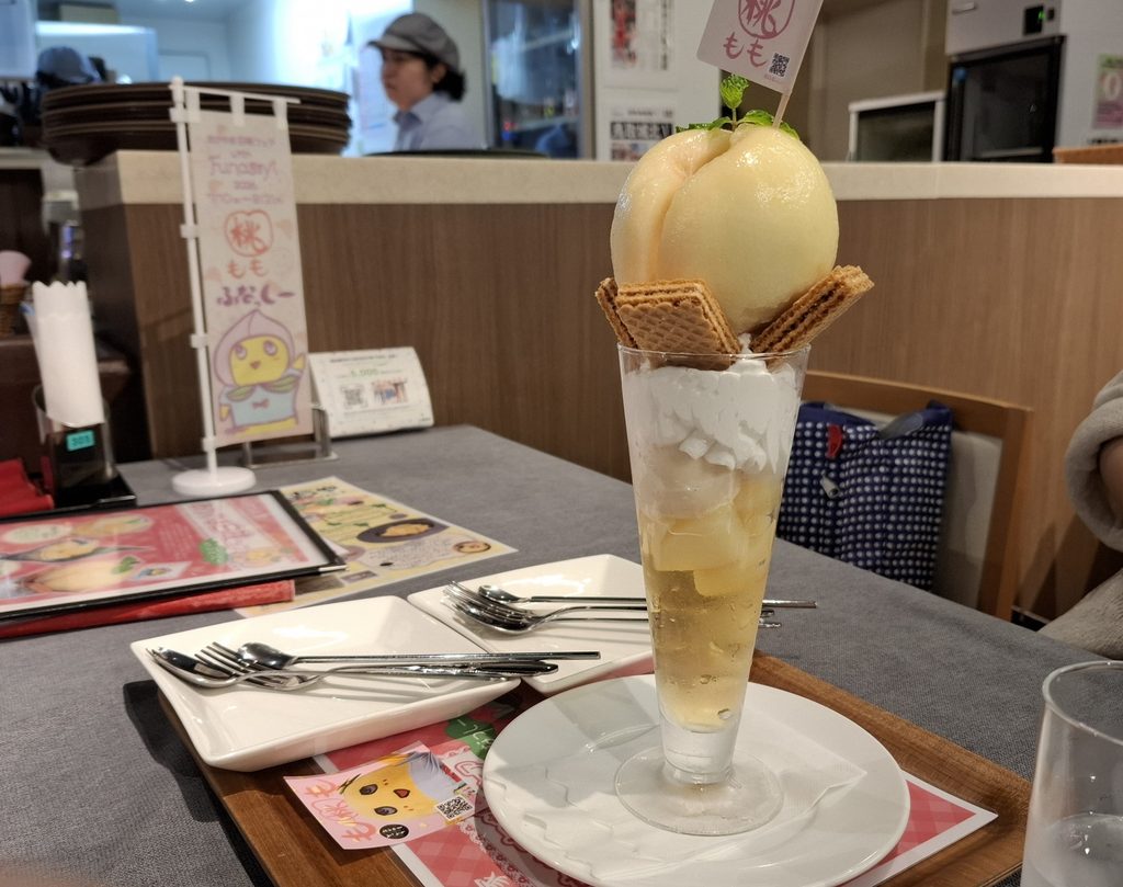 筆者が訪れた岡山と鳥取のアンテナショップ、とっとり・おかやま新橋館2Fで食べた桃のパフェの写真