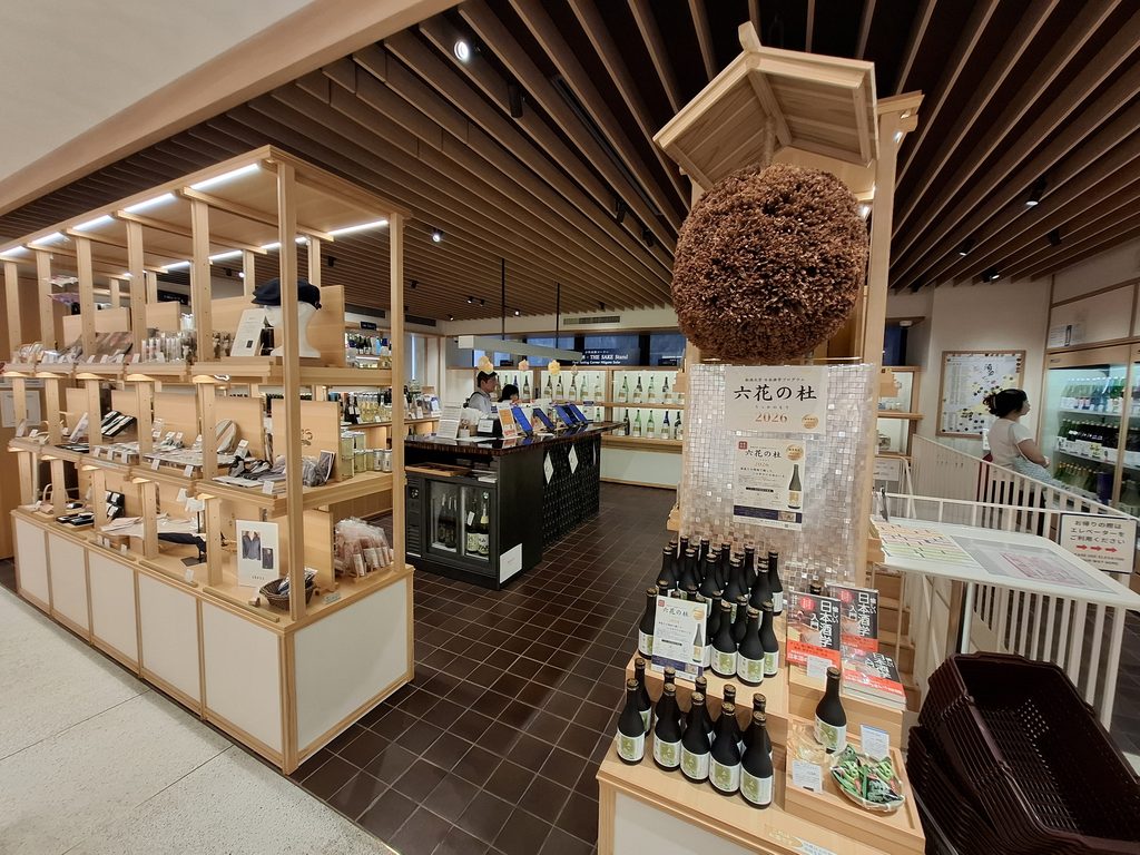 筆者が訪れた新潟のアンテナショップ、新潟情報館に飾られていた日本酒の杉玉の写真