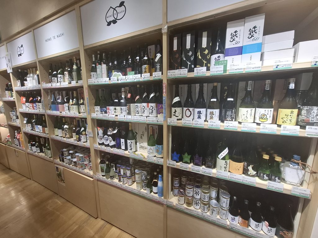 筆者が訪れた岡山と鳥取のアンテナショップ、とっとり・おかやま新橋館で売られていた日本酒の写真