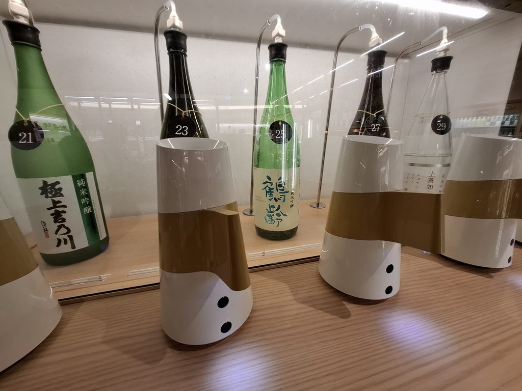 筆者が訪れた新潟のアンテナショップ、新潟情報館で試飲できる日本酒の機械を撮った写真