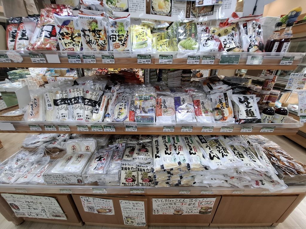 筆者が訪れた香川と愛媛のアンテナショップ、香川・愛媛せとうち旬彩館で売られていた讃岐うどんの写真