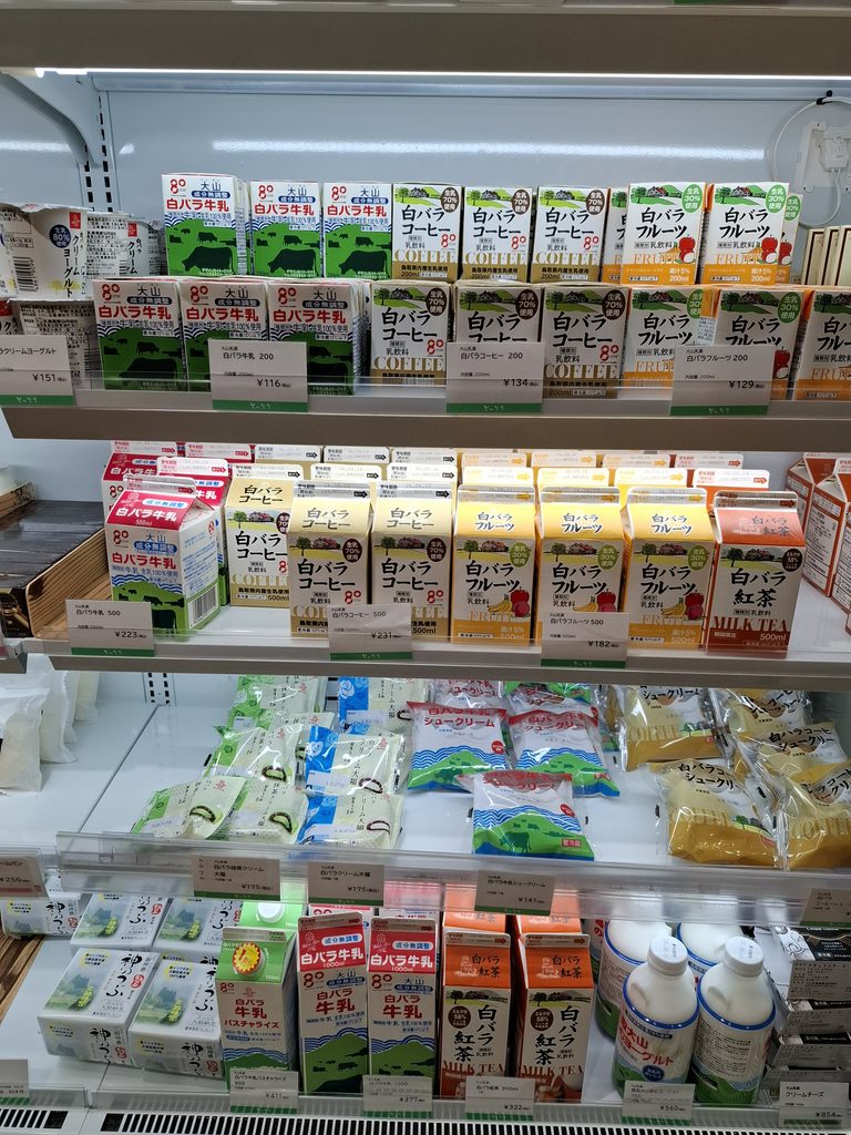 筆者が訪れた岡山と鳥取のアンテナショップ、とっとり・おかやま新橋館で売られていた白バラ牛乳の写真