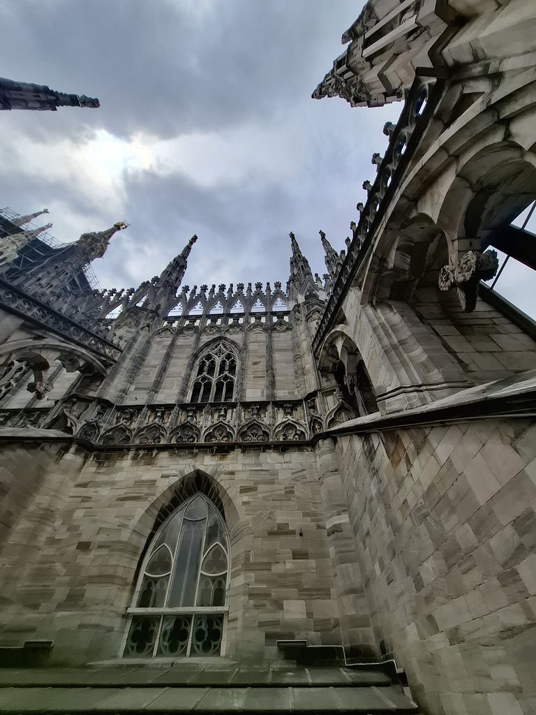 筆者がミラノで訪れたドゥオーモの屋上テラスで建築物を撮った写真