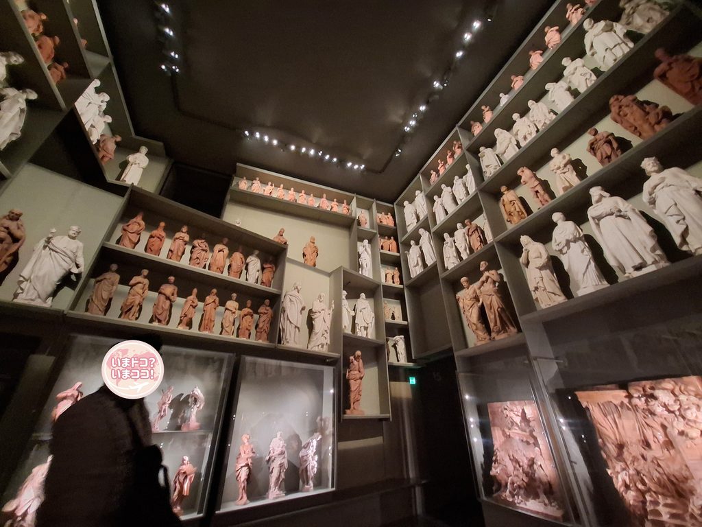 筆者がミラノで訪れたドゥオーモ博物館に展示されていたドゥオーモの彫刻の型がたくさんあるのを撮った写真