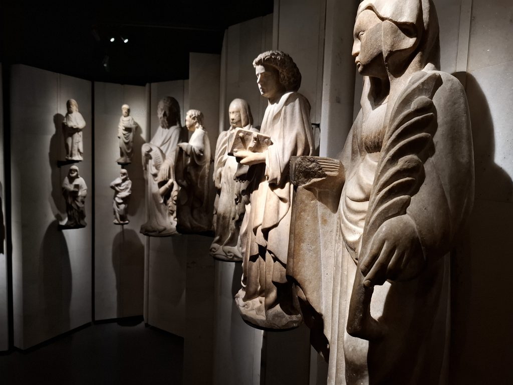 筆者がミラノで訪れたドゥオーモ博物館に展示されていたドゥオーモの彫刻を撮った写真