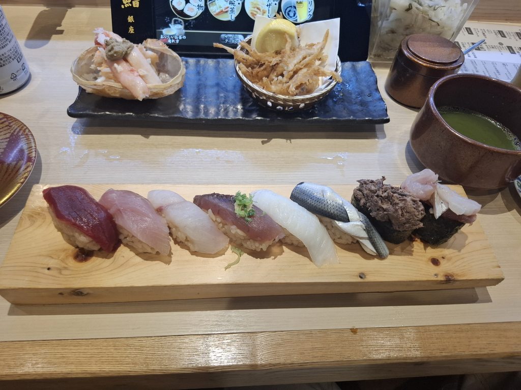 筆者がアンテナショップ回りをしているときに銀座の廻転とやま鮨で食べたお寿司の写真