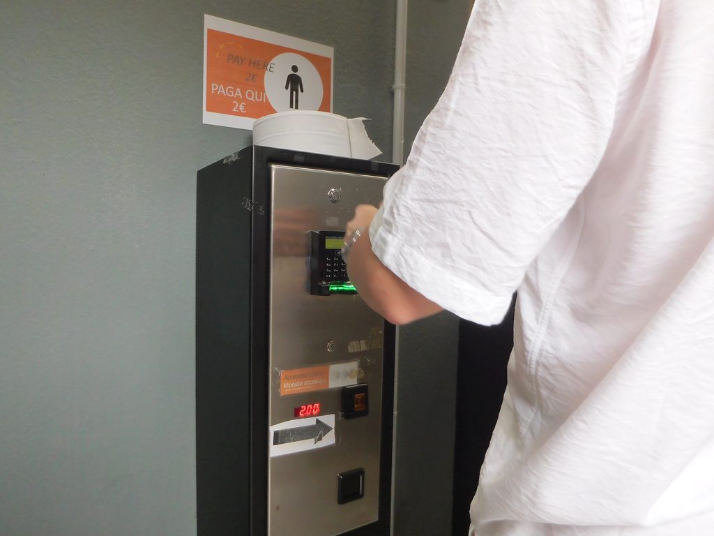 筆者が訪れたミラノのドゥオーモ横にあった有料トイレ手の入り口で料金を支払うところを撮った写真