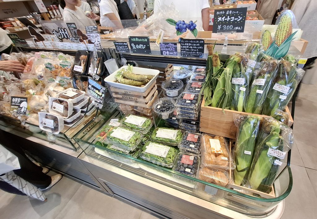 筆者が訪れた長野のアンテナショップ、銀座ながのので売られていたとうもろこしなどの野菜の写真