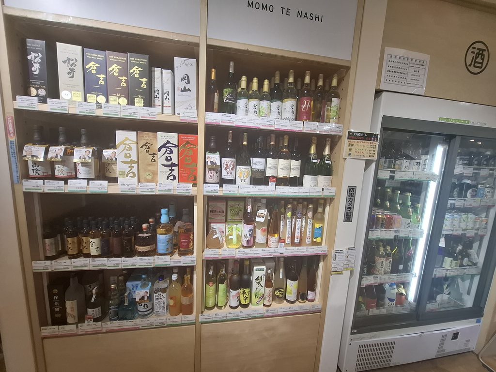 筆者が訪れた岡山と鳥取のアンテナショップ、とっとり・おかやま新橋館で売られていた酒類の写真