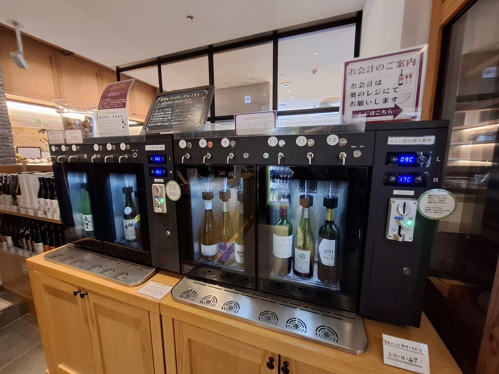 筆者が訪れた長野のアンテナショップ、銀座ながのにあった酒やワインのテイスティングできる場所の写真