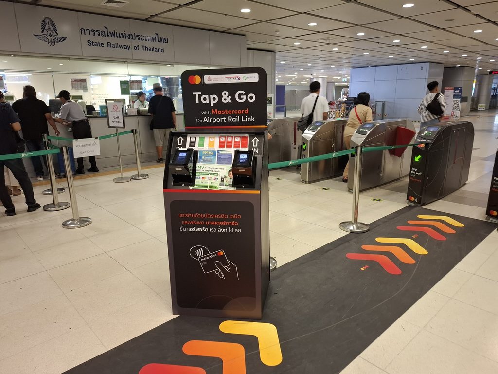 筆者がタイで訪れたエアポートレイルリンクのスワンナプーム空港駅でクレジットカードのタッチ決済の機械の写真
