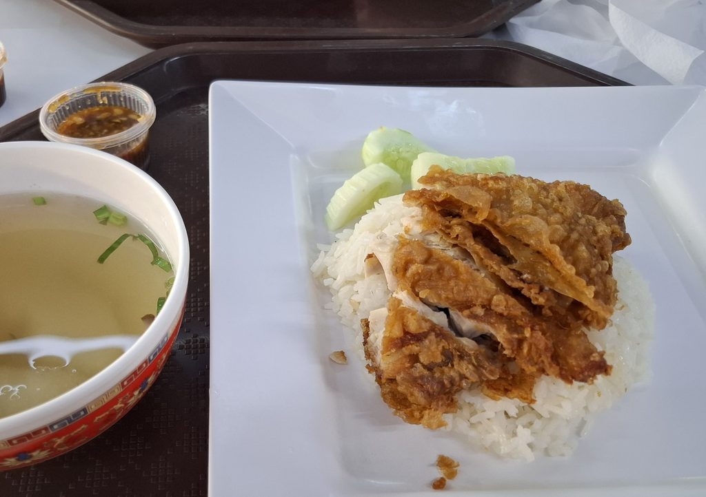 筆者が訪れたドンムアン空港で、タイの屋台街のフードコート、マジックガーデン24で食べたカオマンガイトートを撮った写真