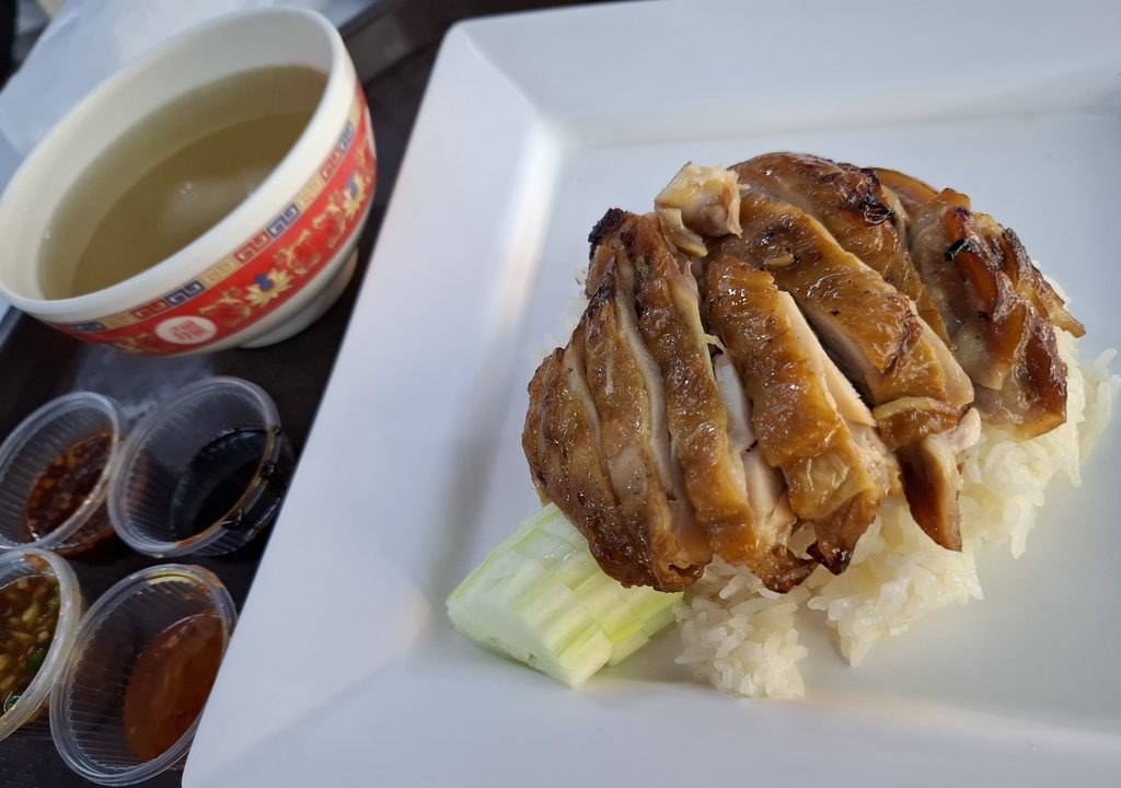 筆者が訪れたドンムアン空港で、タイの屋台街のフードコート、マジックガーデン24で食べたカオマンガイヤーンを撮った写真