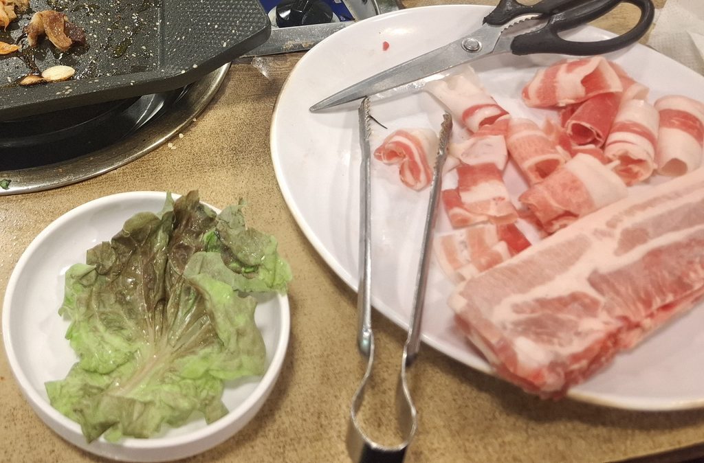 筆者が東大門駅近くのチョンガ テバッチッを訪れた際に食べた2種類のサムギョプサルを撮った写真
