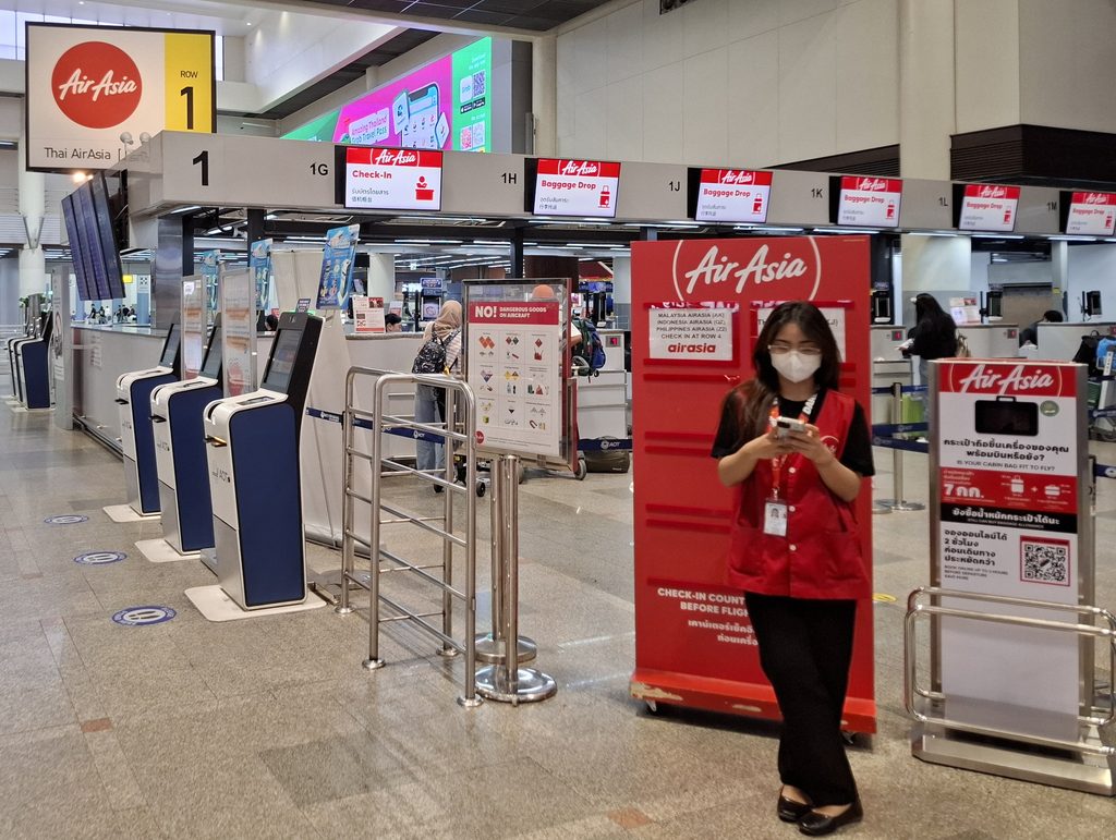 筆者がドンムアン空港でチェックインしたエアアジアのカウンター付近の様子を撮った写真