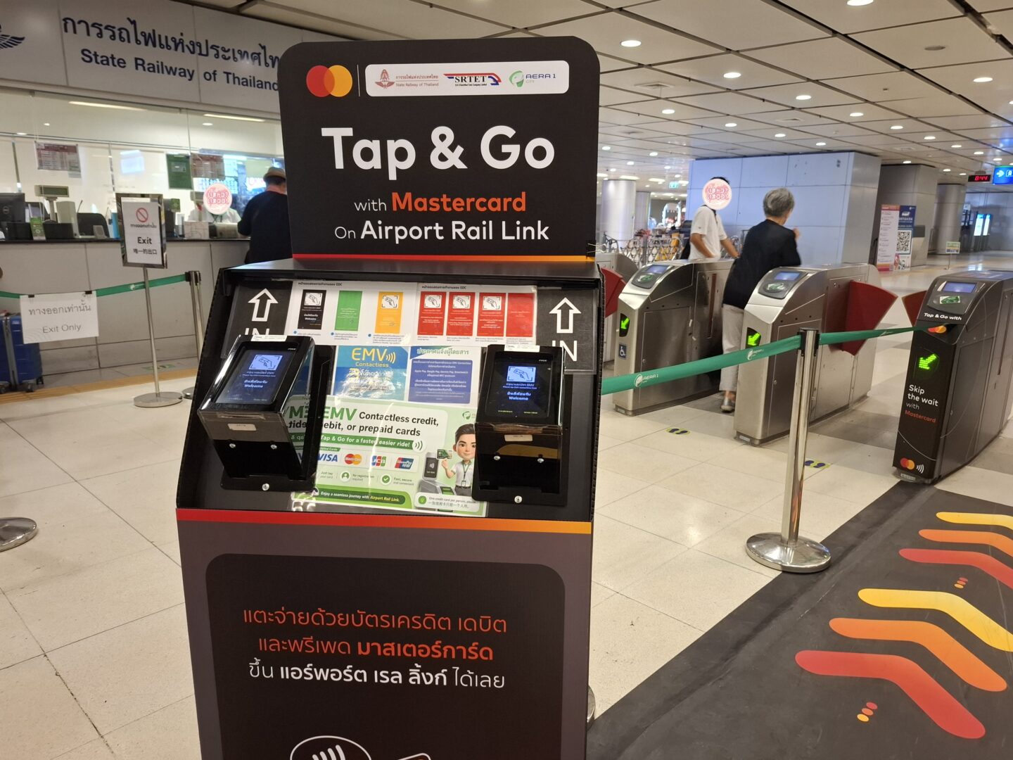 筆者がARLスワンナプーム駅で利用したクレジットカードタッチ決済機の写真