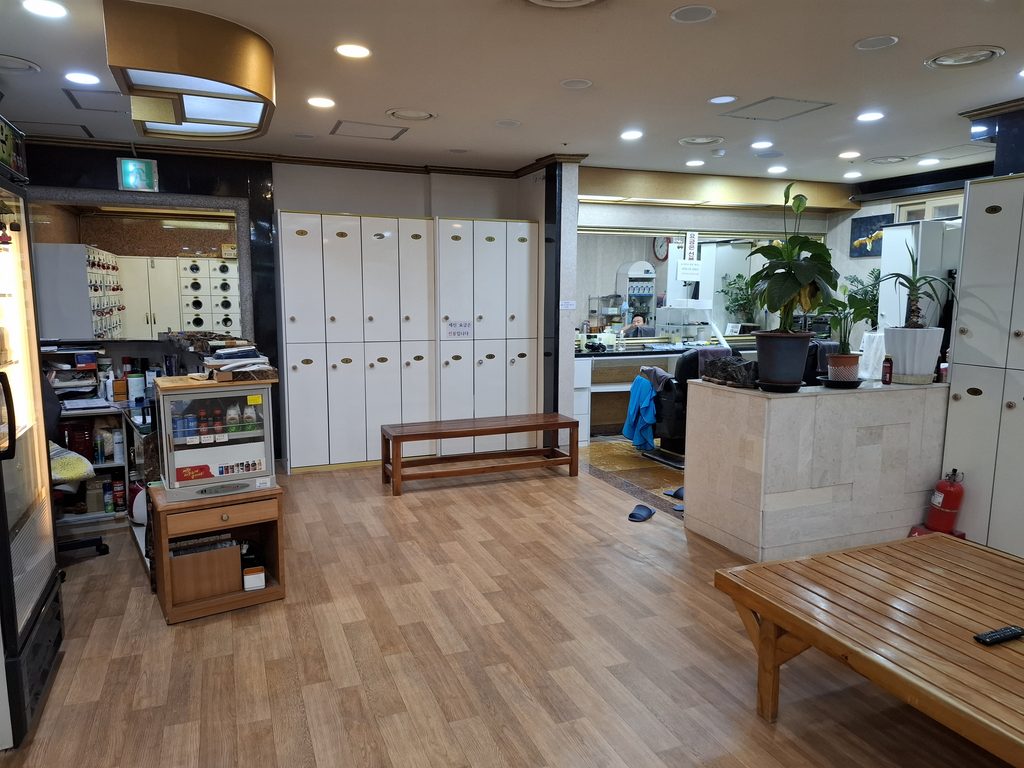筆者が2026年9月に宿泊したヨンビンホテルのサウナで、カウンターと床屋の様子を撮った写真