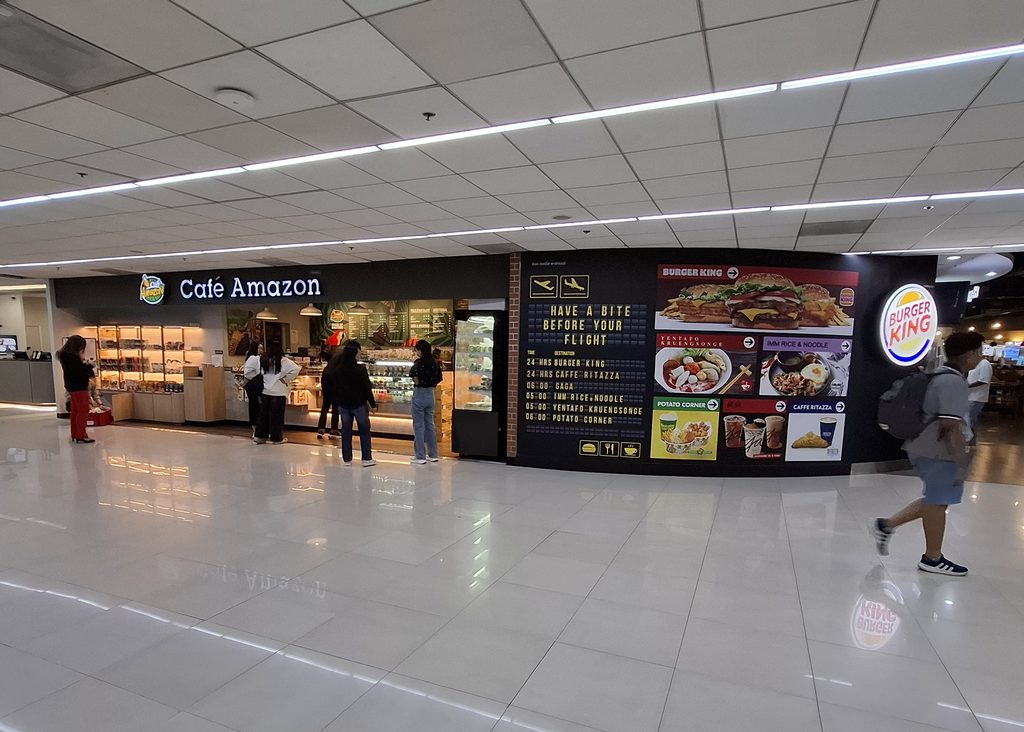 筆者が訪れたドンムアン空港にあるカフェアマゾンやバーガーキングの写真