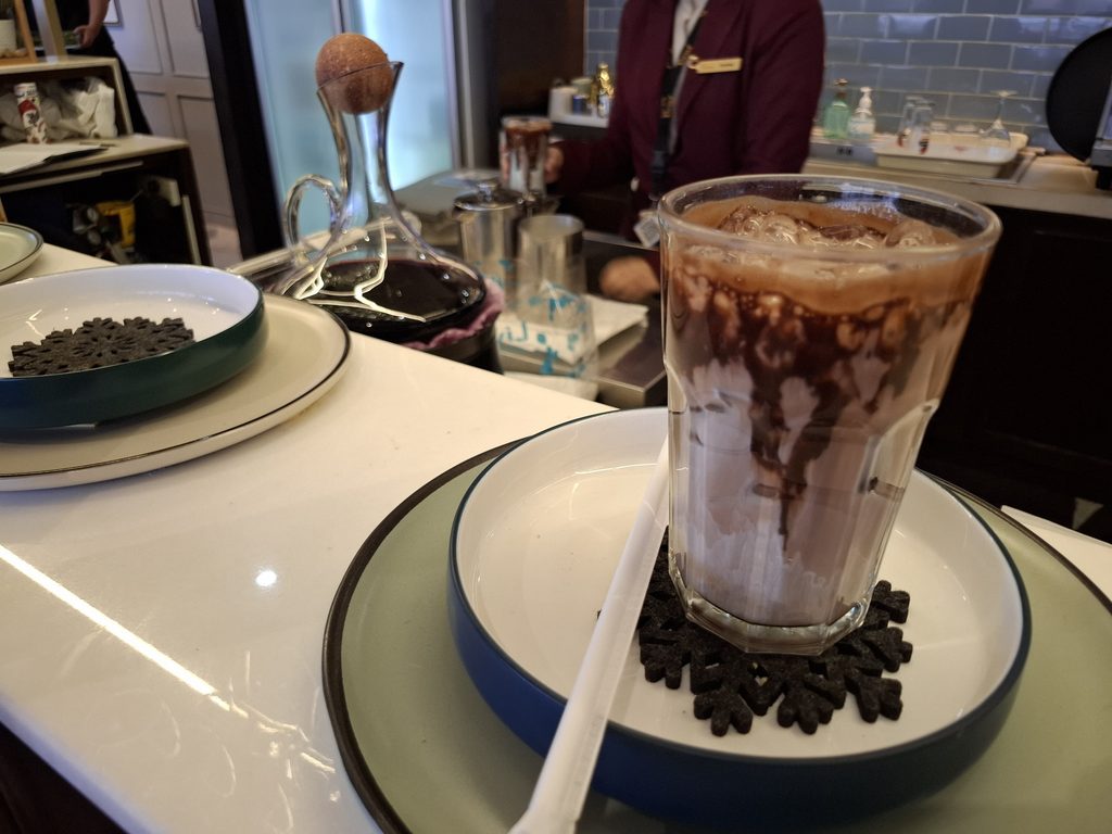 筆者がドンムアン空港で訪れたコーラルラウンジのチョコレートドリンクを撮った写真