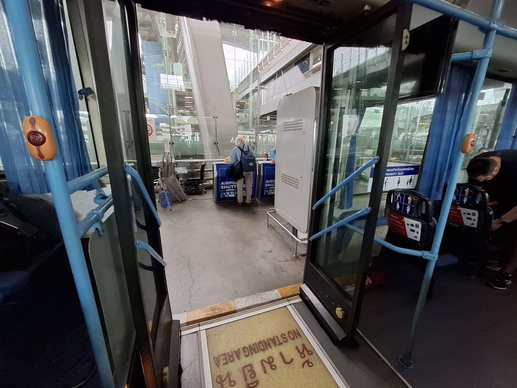 筆者がスワンナプーム空港からドンムアン空港への無料シャトルバスの車内から、カウンターを撮った写真
