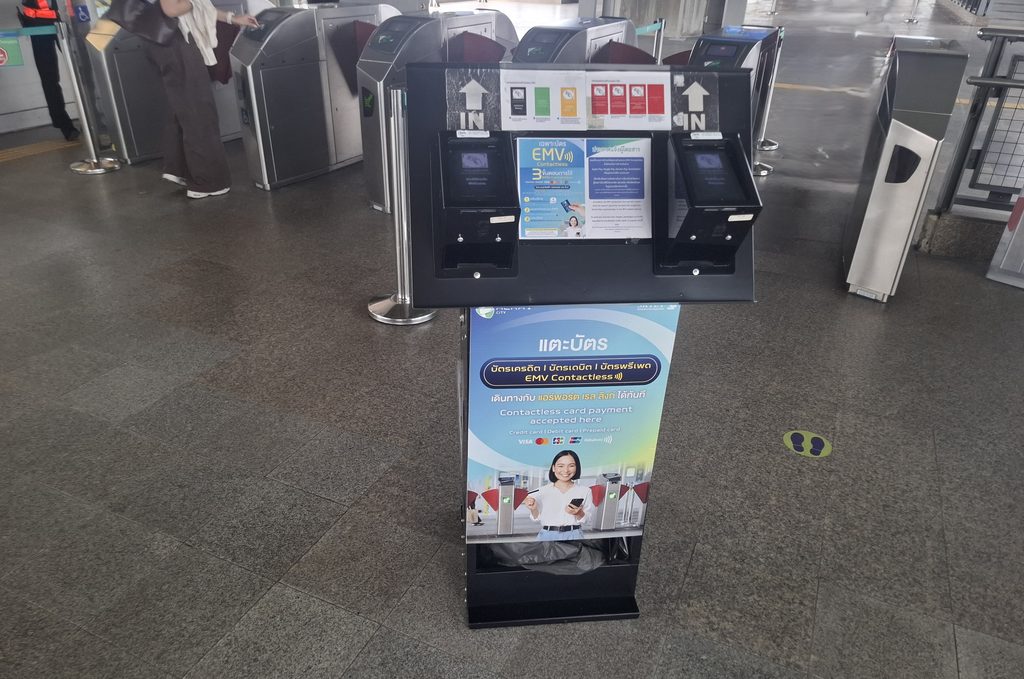 筆者がタイで訪れたエアポートレイルリンクのスワンナプーム空港駅から1駅隣のラートクラバン駅のタッチ決済の改札の写真