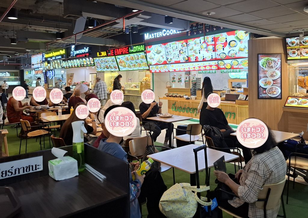 筆者が訪れたドンムアン空港で、タイの屋台街のフードコート、マジックガーデン24の様子を広く撮った写真