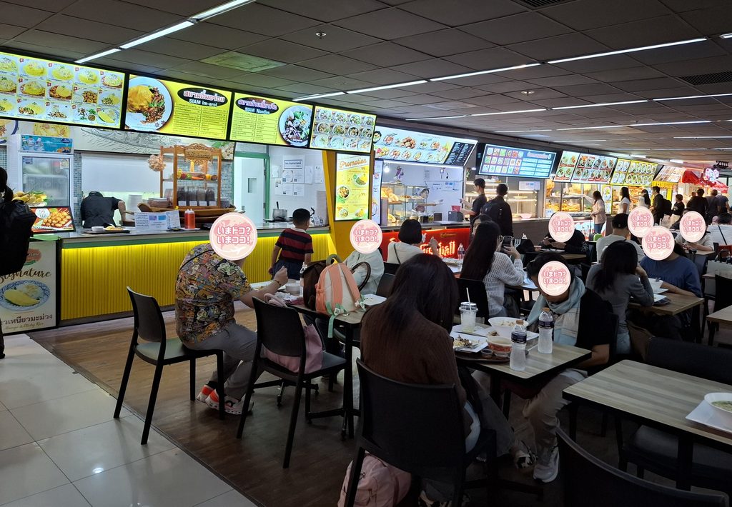 筆者が訪れたドンムアン空港で、タイの屋台街のフードコート、マジックガーデン24の様子を撮った写真
