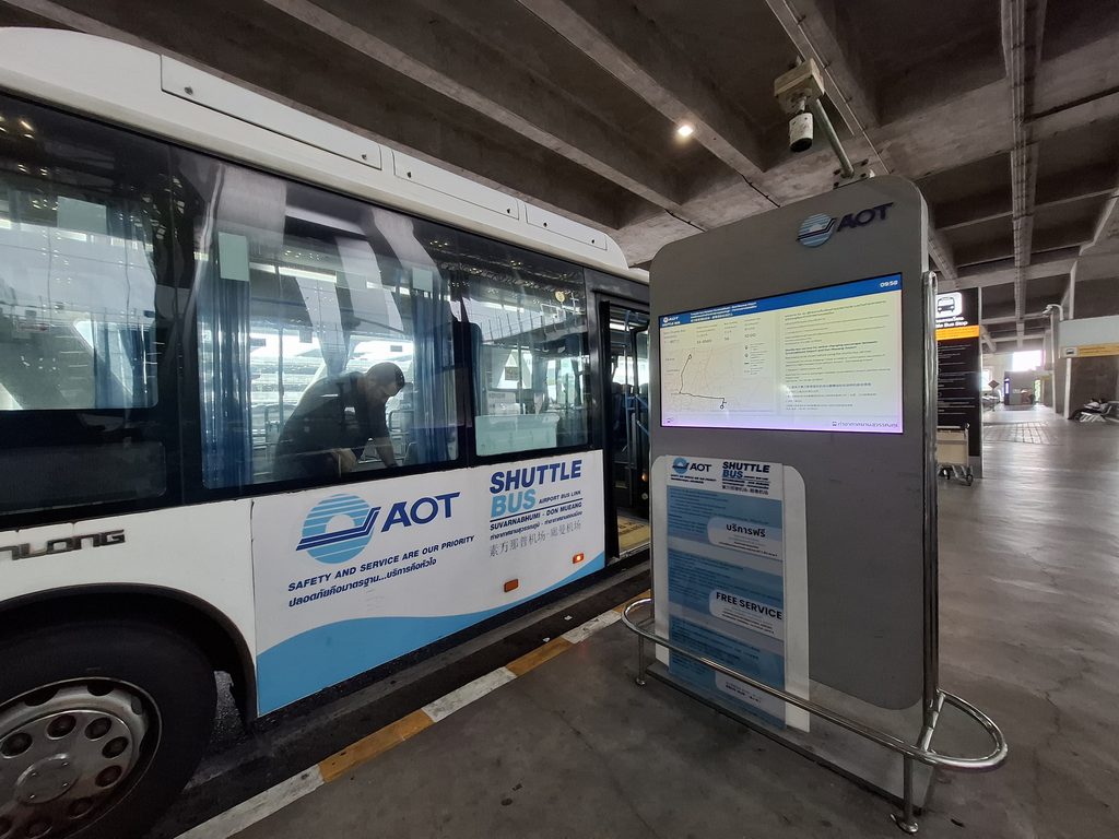 筆者がスワンナプーム空港からドンムアン空港への無料シャトルバス乗り場に止まっているバスを撮った写真