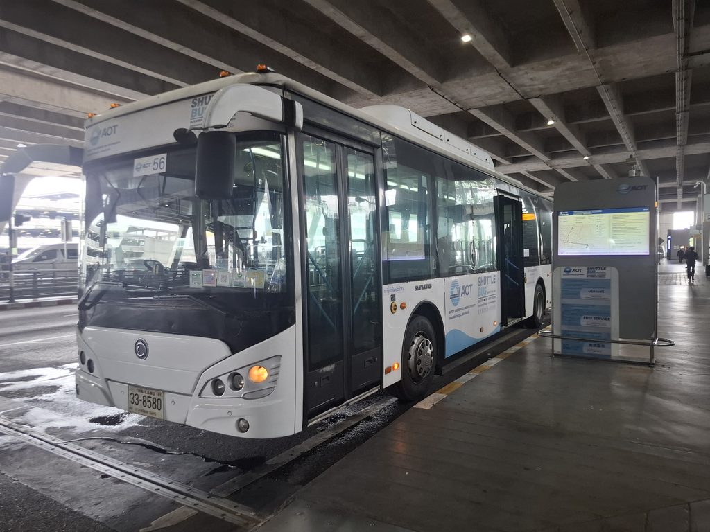 筆者がスワンナプーム空港からドンムアン空港への無料シャトルバス乗り場のバスを正面から撮った写真