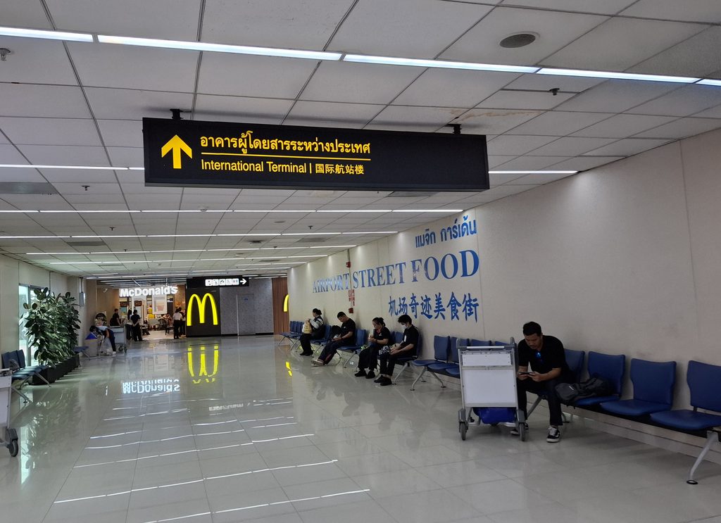 筆者が訪れたドンムアン空港にあるフードコートへ続く通路の写真