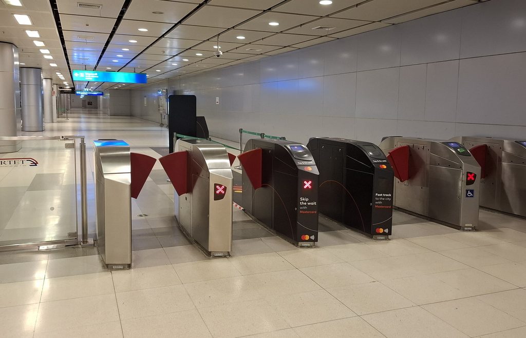 筆者がタイで訪れたエアポートレイルリンクのスワンナプーム空港駅で出口側の改札を撮った写真
