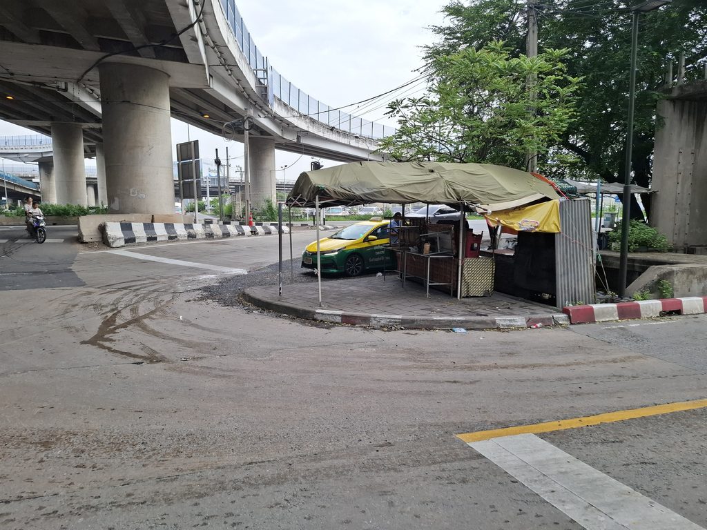 筆者がGrabで「時間単位で借りる」ために訪れたラートクラバン駅で乗車ポイントを撮った写真