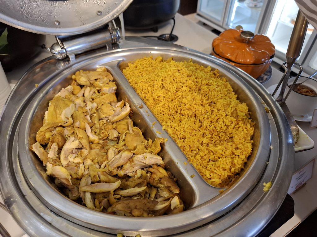筆者がドンムアン空港で訪れたコーラルラウンジの肉料理とチャーハンを撮った写真