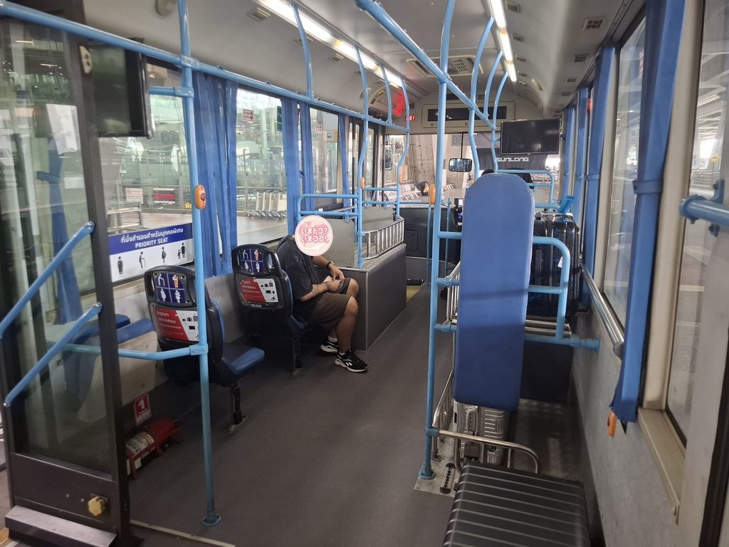筆者がスワンナプーム空港からドンムアン空港への無料シャトルバス車内の荷物置き場を撮った写真