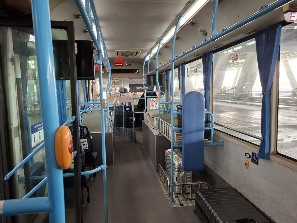 筆者がスワンナプーム空港からドンムアン空港への無料シャトルバスの車内の様子を撮った写真