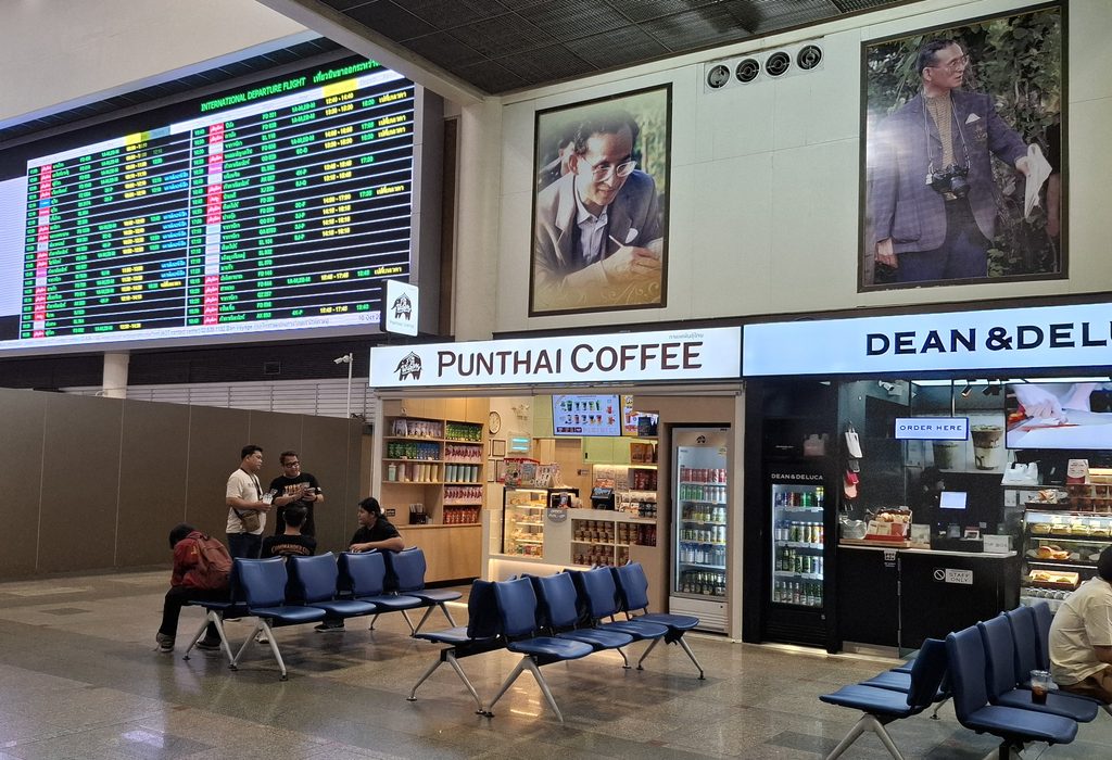 筆者が訪れたドンムアン空港のロビーにラマ9世の写真が掲げられているのを撮った写真