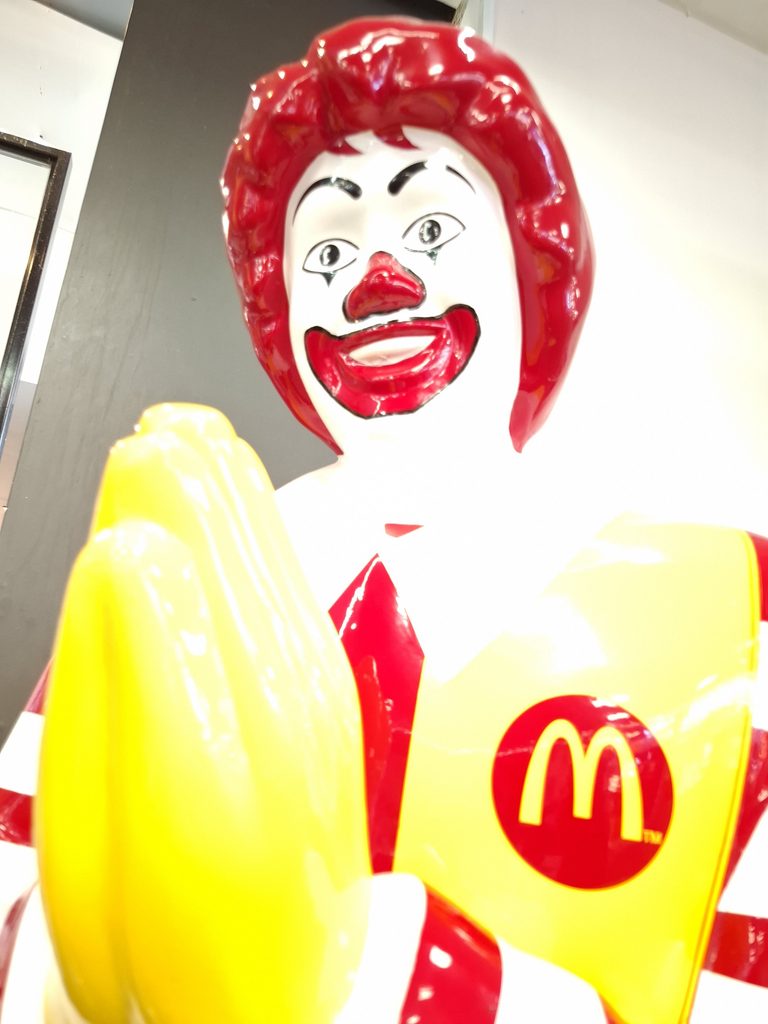 筆者が訪れたドンムアン空港のマクドナルドでドナルドがワイをしているのを撮った写真