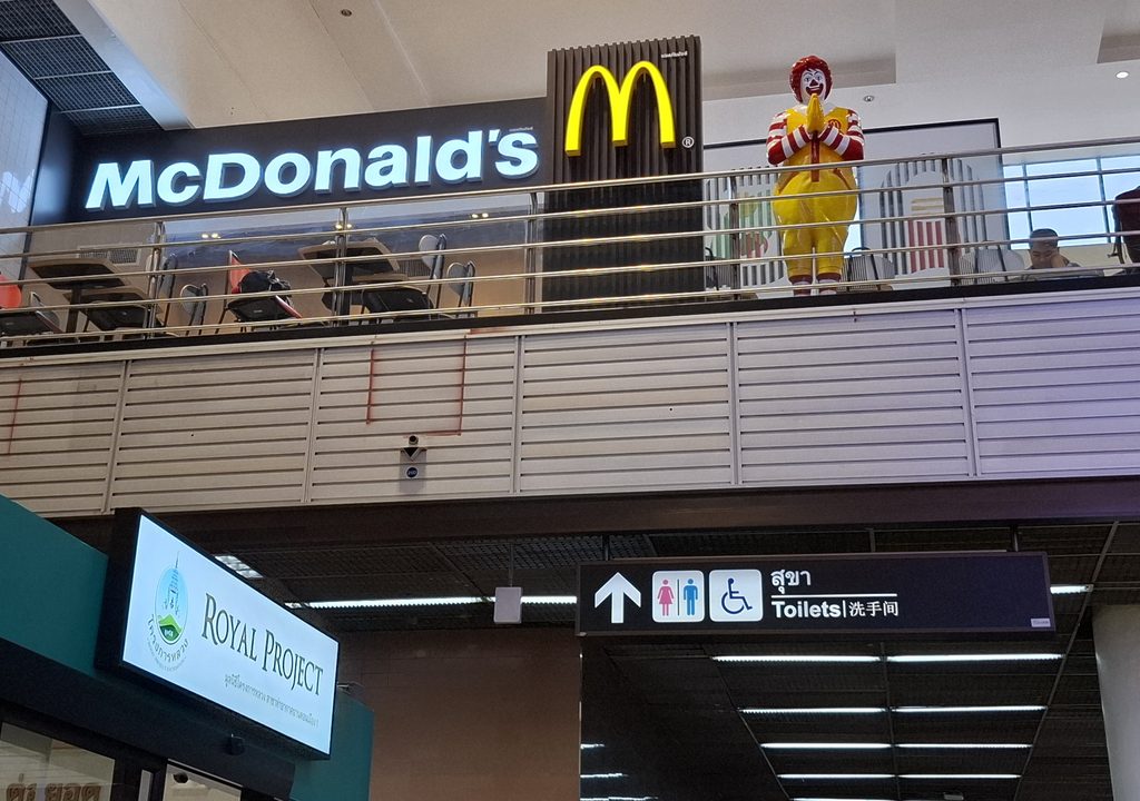 筆者が訪れたドンムアン空港で2階のマクドナルドからドナルドが1階に向けてワイをしているのを撮った写真