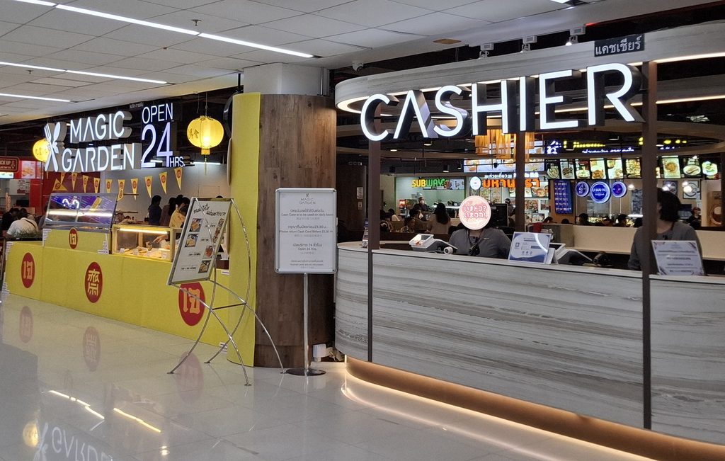 筆者が訪れたドンムアン空港で、タイの屋台街のフードコート、マジックガーデン24のカウンターの様子を撮った写真